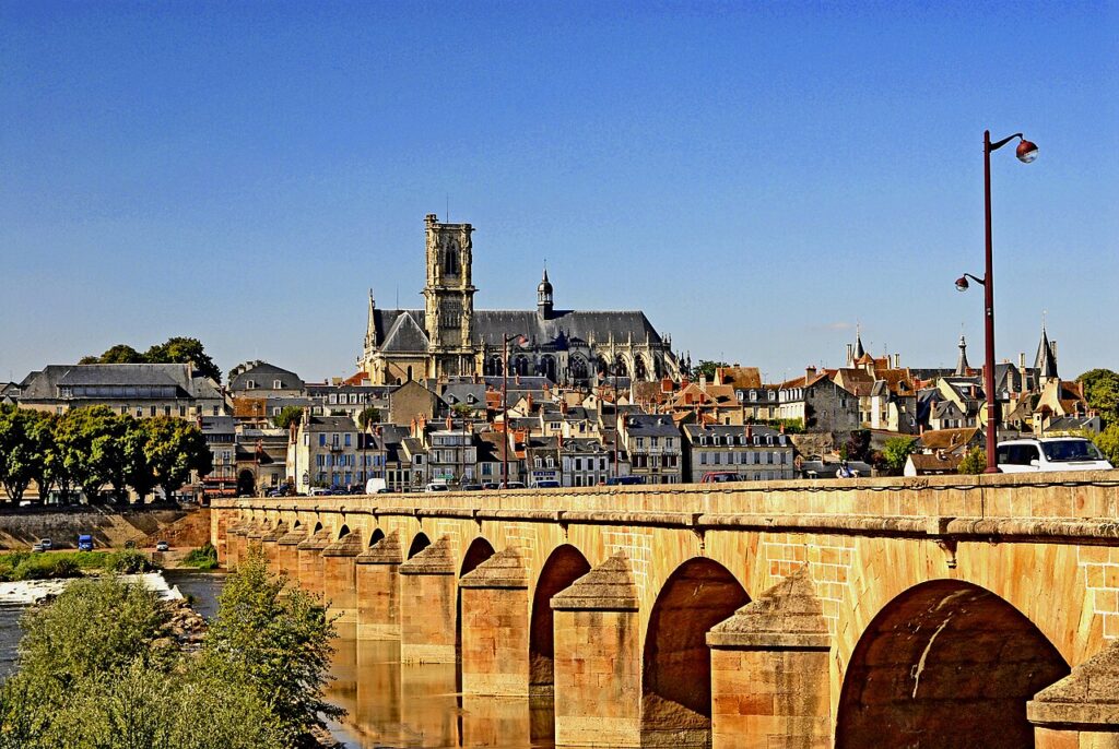 Vue de Nevers et de la Loire dans la Nièvre pour illustrer le guide CBD Nièvre MJ Store
