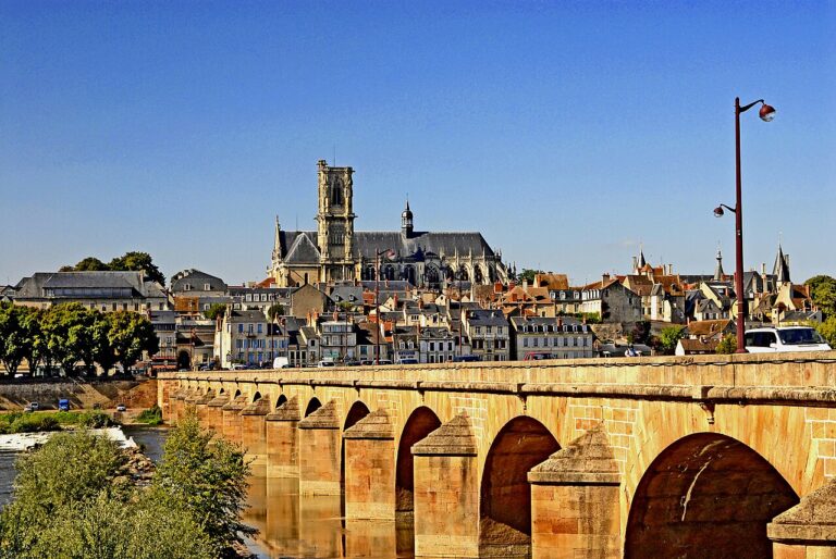Vue de Nevers et de la Loire dans la Nièvre pour illustrer le guide CBD Nièvre MJ Store