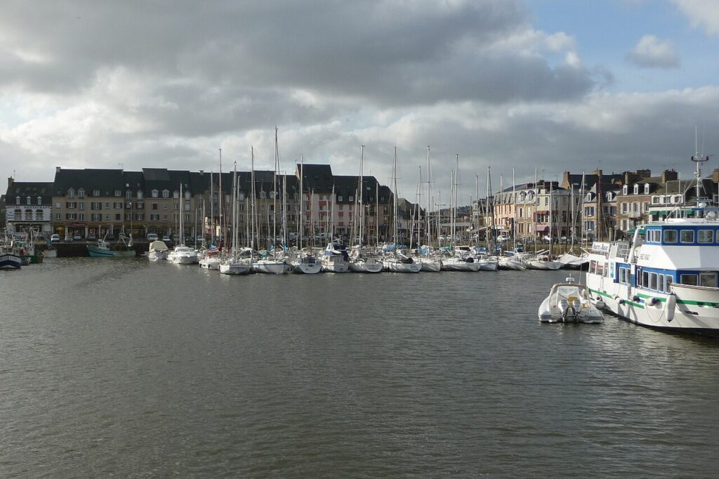 Vue du port de Paimpol depuis l’écluse, dans les Côtes-d’Armor.