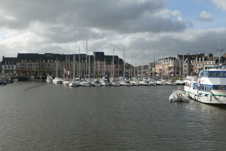 Vue du port de Paimpol depuis l’écluse, dans les Côtes-d’Armor.