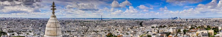 Panorama des toits de Paris depuis Montmartre, avec la tour Eiffel à l’horizon