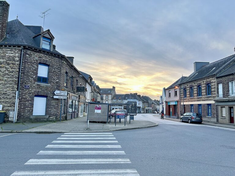 Avenue de la Libération à Plélan-le-Grand, illustration du guide CBD Brocéliande de MJ Store