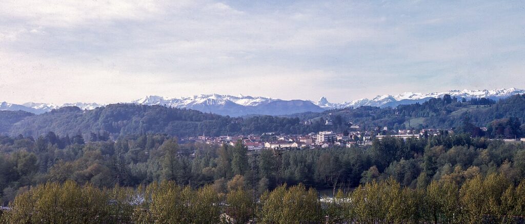 Panorama de Pau dans les Pyrénées-Atlantiques pour illustrer le guide CBD Pyrénées-Atlantiques MJ Store
