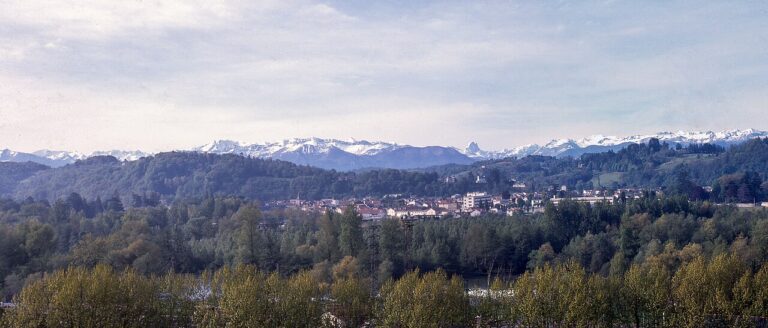 Panorama de Pau dans les Pyrénées-Atlantiques pour illustrer le guide CBD Pyrénées-Atlantiques MJ Store
