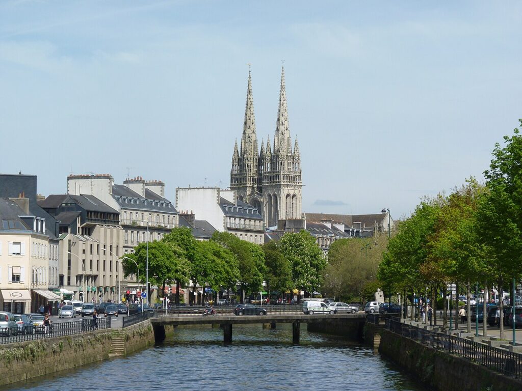 Rives de l’Odet et tours de la cathédrale Saint-Corentin à Quimper