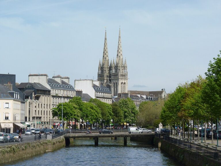 Rives de l’Odet et tours de la cathédrale Saint-Corentin à Quimper