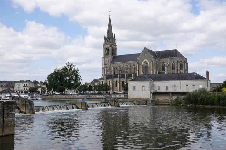 CBD Sablé-sur-Sarthe – église Notre-Dame au bord de la Sarthe