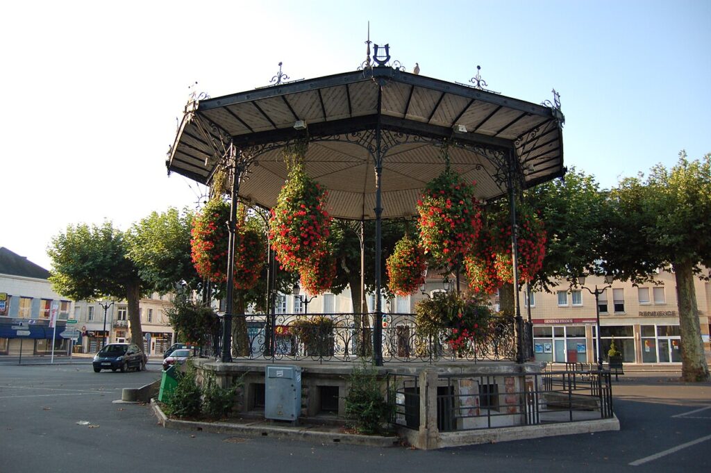 Place de la République à Saint-Amand-Montrond dans le Cher