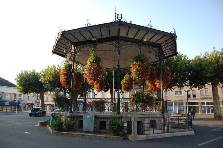 Place de la République à Saint-Amand-Montrond dans le Cher