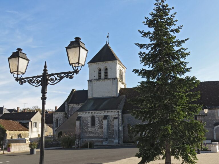 Place et église de Saint-Georges-sur-Cher dans le Loir-et-Cher