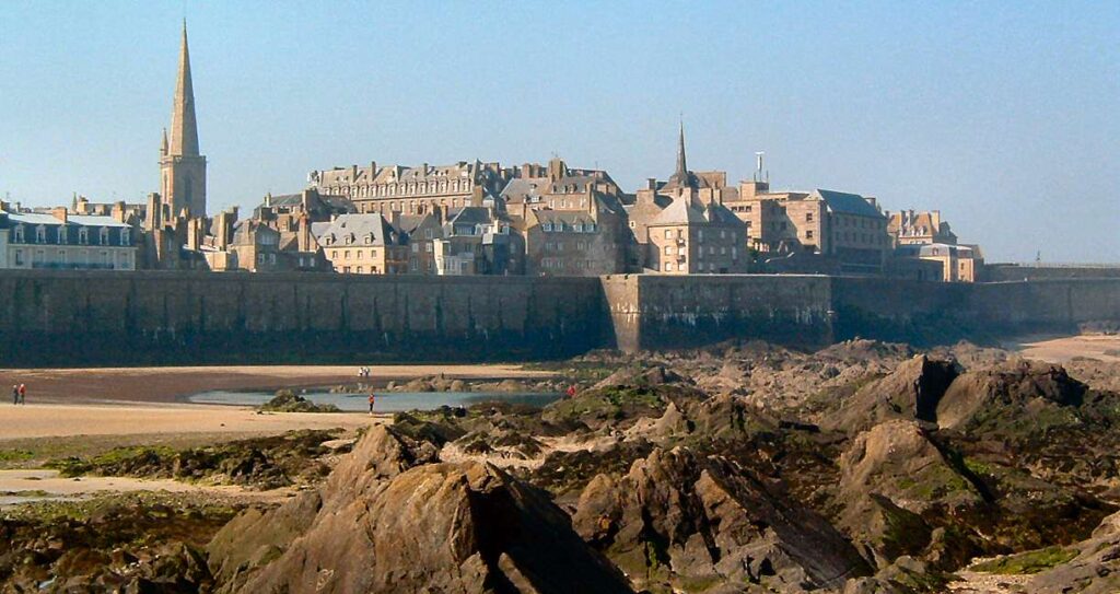 Remparts et maisons de Saint-Malo avec la flèche de la cathédrale en arrière-plan