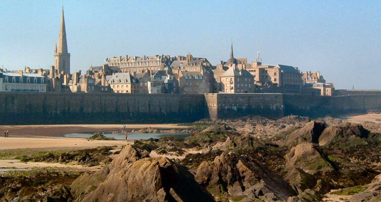 Remparts et maisons de Saint-Malo avec la flèche de la cathédrale en arrière-plan