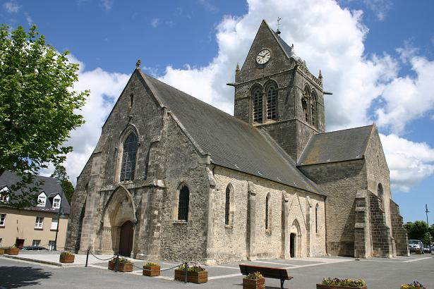 Église de Sainte-Mère-Église dans la Manche – guide CBD Sainte-Mère-Église MJ Store