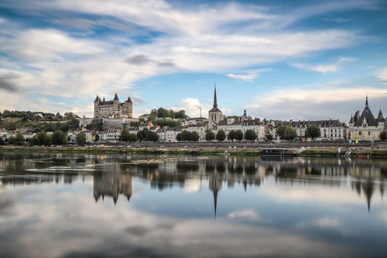Vue de Saumur, de son château et de la Loire dans le Maine-et-Loire