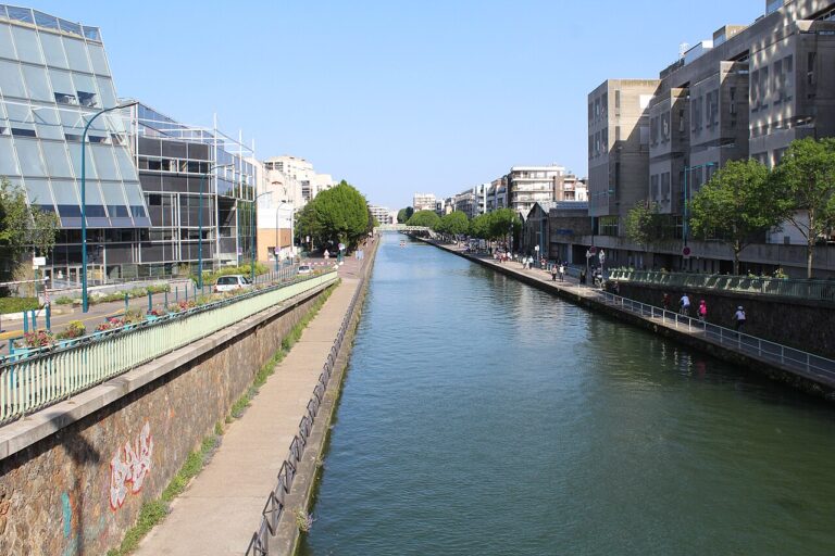 Canal de l’Ourcq près de l’hôtel de ville de Pantin, en Seine-Saint-Denis