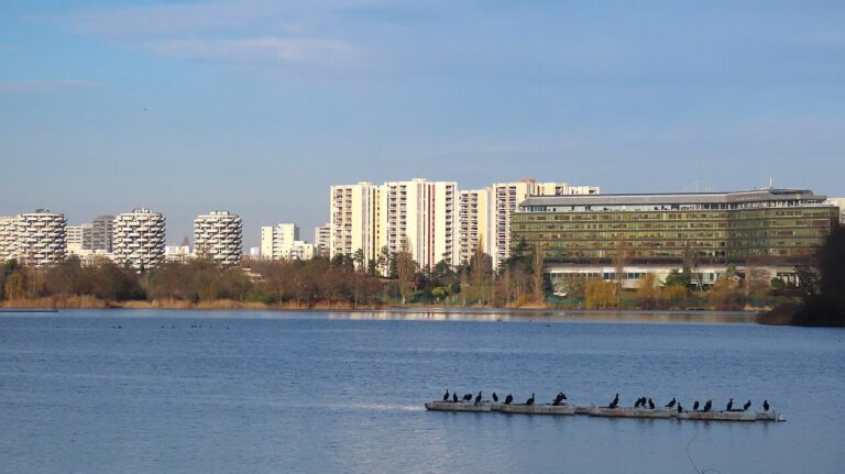 Vue du lac de Créteil et des bâtiments sur la rive dans le Val-de-Marne