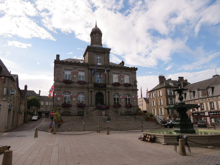 Mairie de Villedieu-les-Poêles dans la Manche – guide CBD Villedieu MJ Store