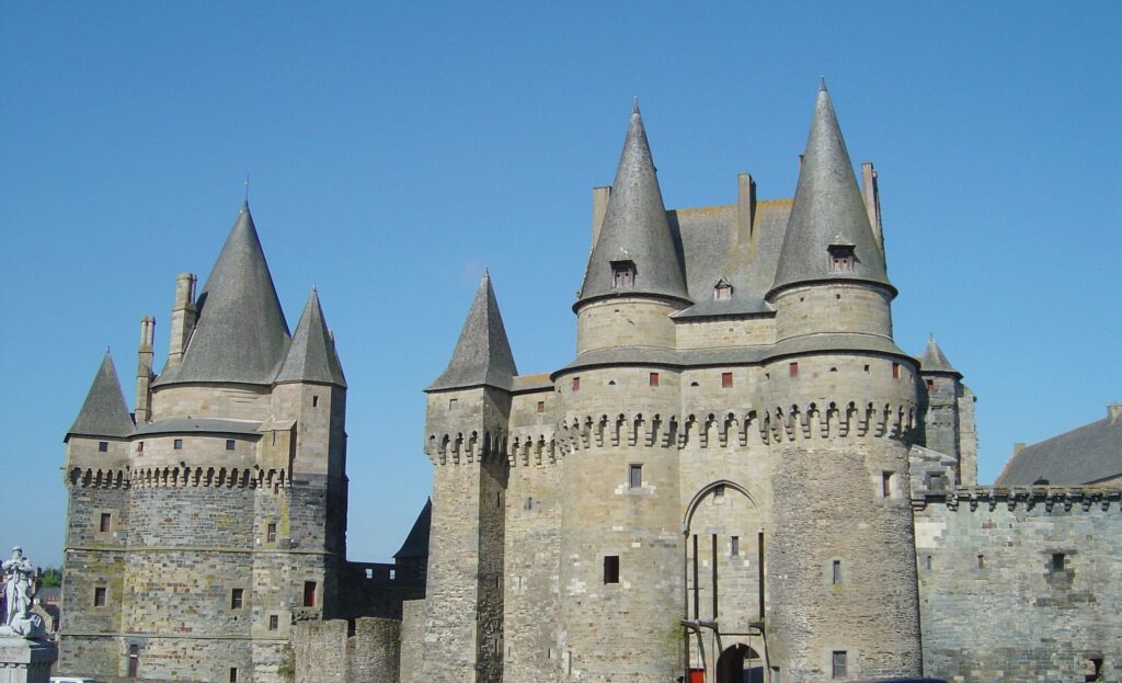 Tours et entrée du château de Vitré sous un ciel bleu