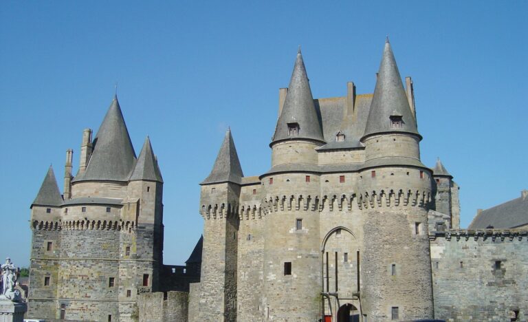 Tours et entrée du château de Vitré sous un ciel bleu