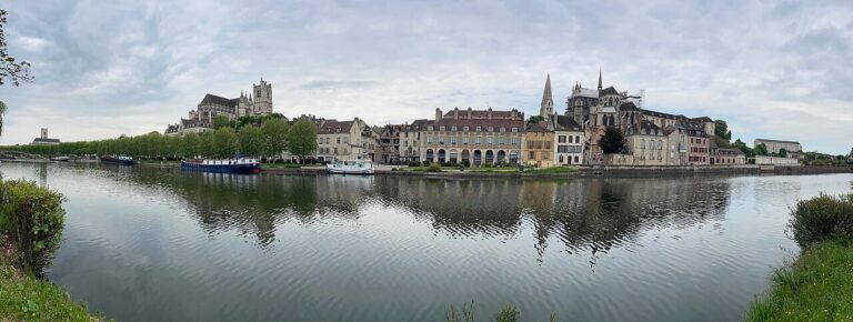 Panorama d’Auxerre dans l’Yonne pour illustrer le guide CBD Yonne MJ Store