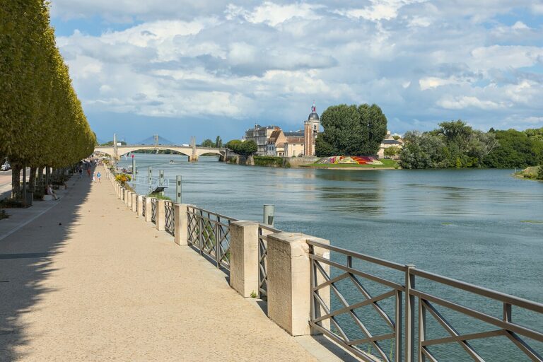 Le quai Gambetta et la Saône à Chalon-sur-Saône