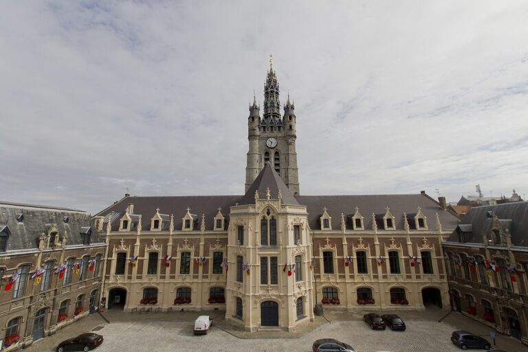 Hôtel de ville et beffroi de Douai dans le Nord
