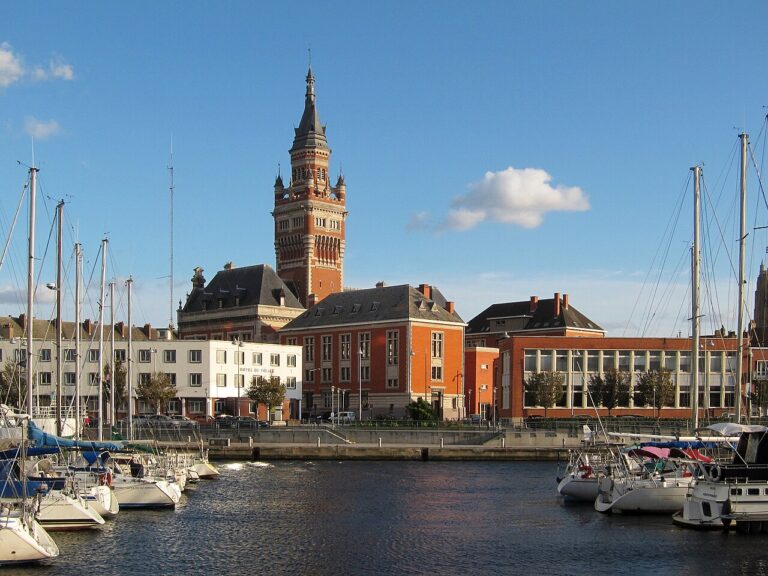 Hôtel de ville de Dunkerque vu depuis le port de plaisance