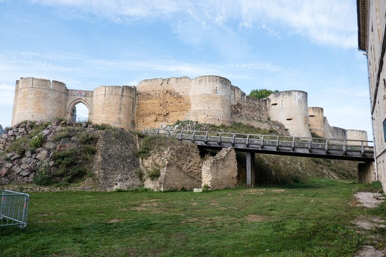 Entrée et remparts du château de Falaise dans le Calvados