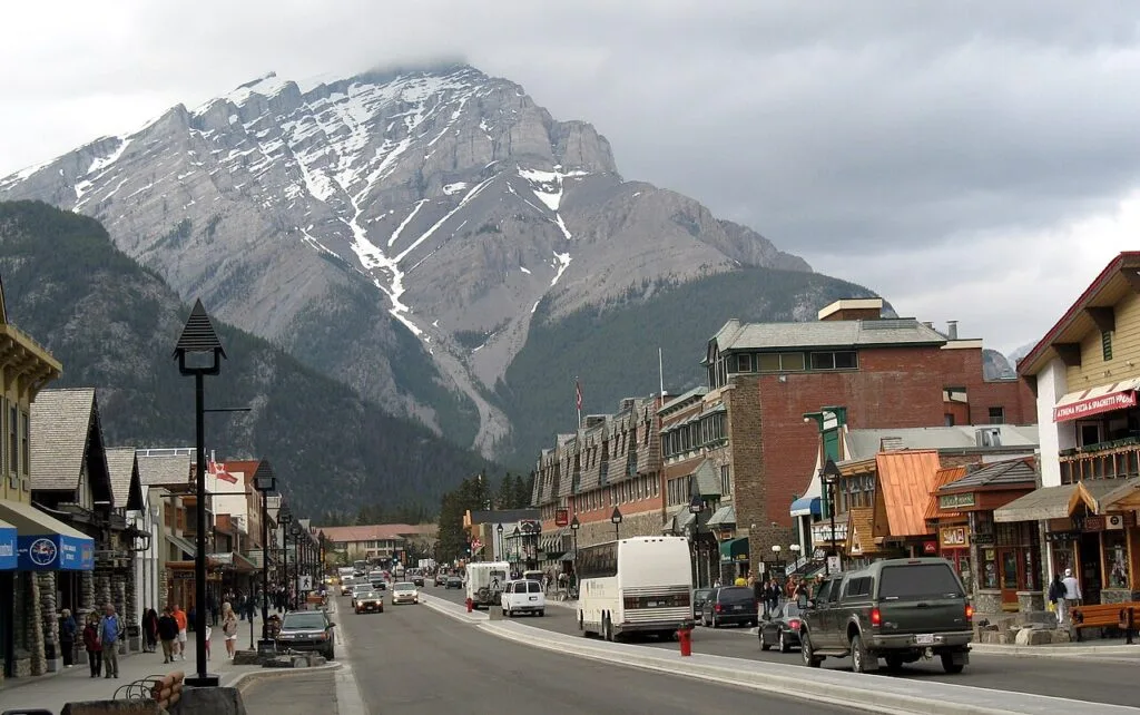 Banff Avenue et les montagnes de l’Alberta, ville annoncée pour le symposium ICRS 2027