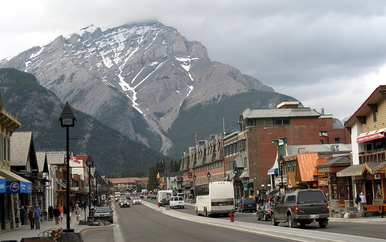 Banff Avenue et les montagnes de l’Alberta, ville annoncée pour le symposium ICRS 2027