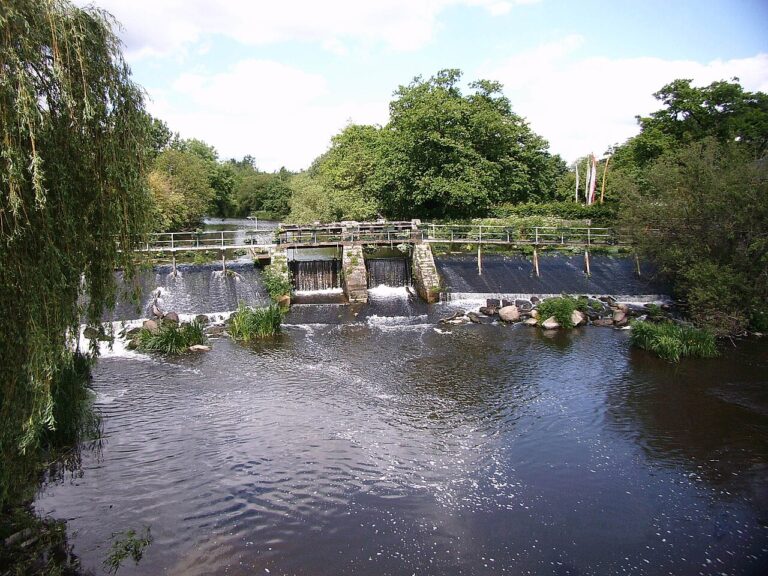 La rivière Aff et ses ouvrages hydrauliques à La Gacilly.
