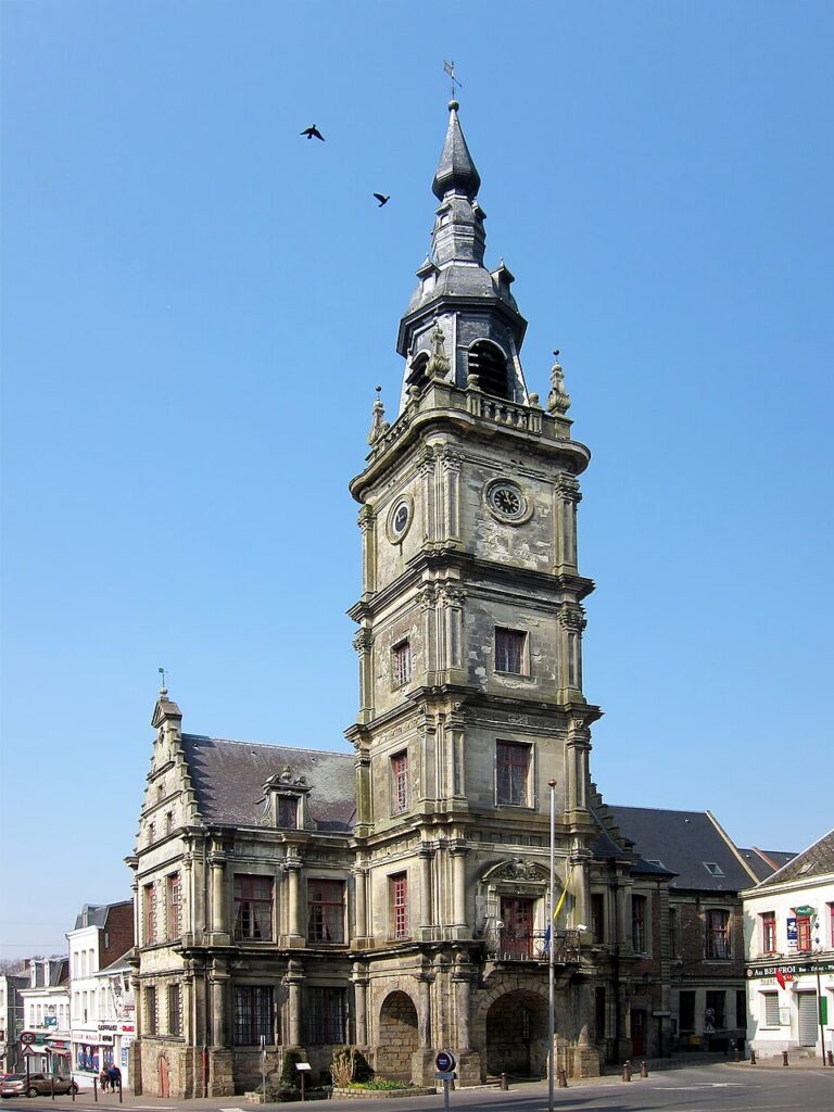 Hôtel de ville et beffroi du Cateau-Cambrésis dans le Nord