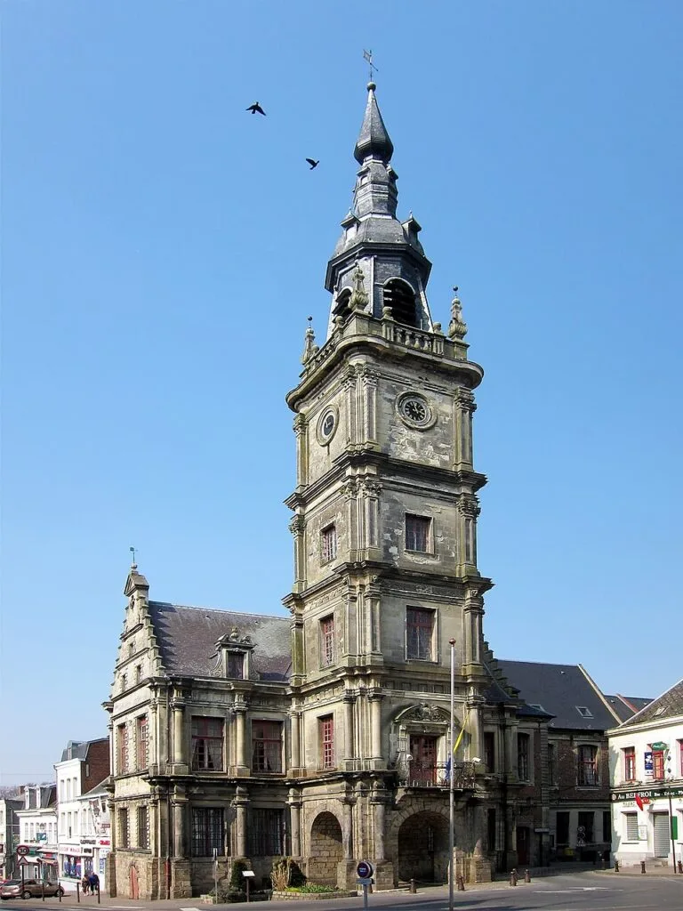 Hôtel de ville et beffroi du Cateau-Cambrésis dans le Nord