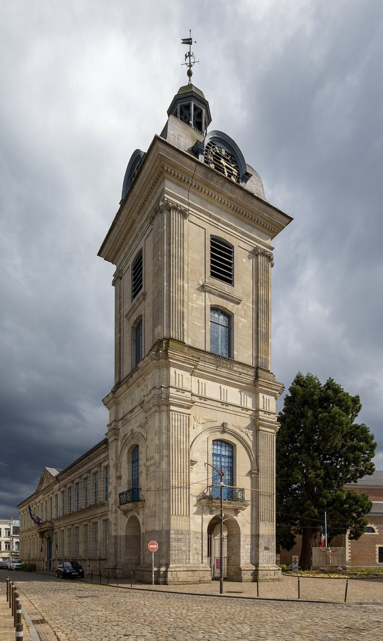 Hôtel de ville et beffroi du Quesnoy dans le Nord