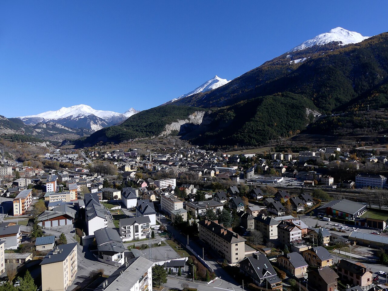 Vue de Modane en automne depuis les hauteurs de Loutraz