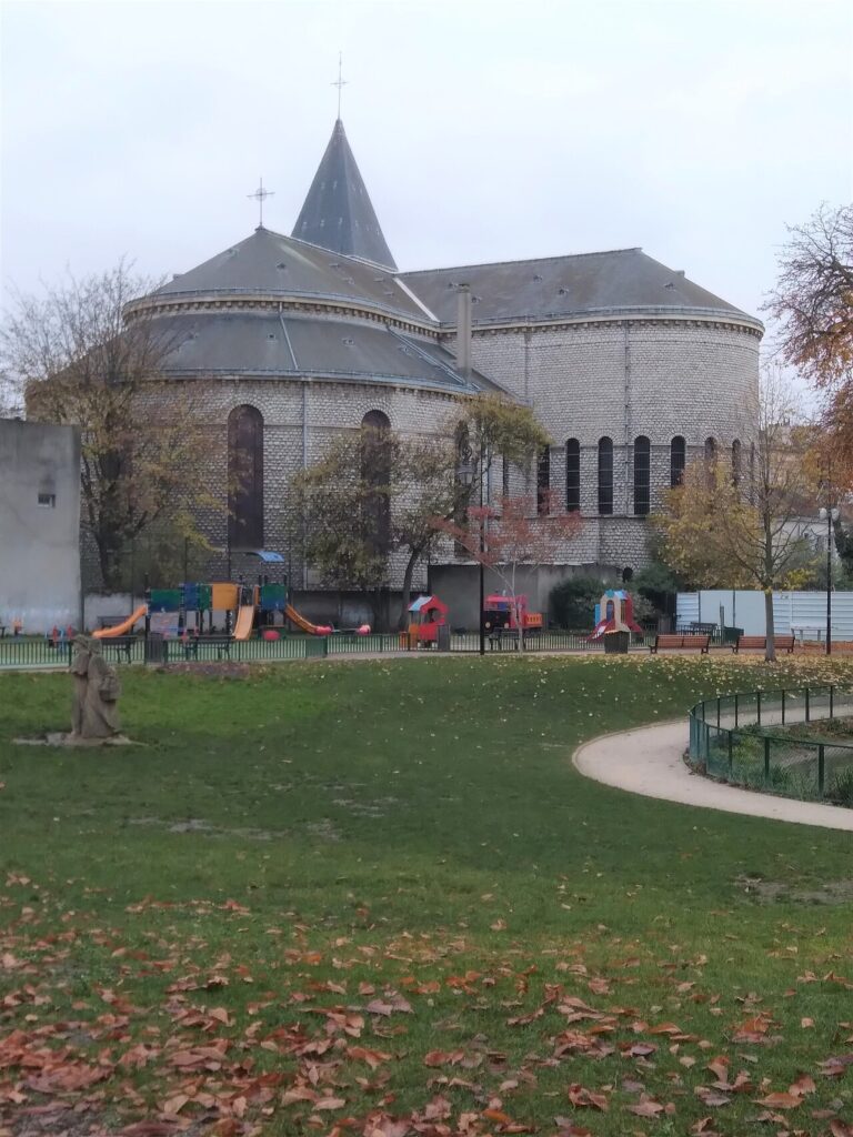 Le chevet de la cathédrale de Nanterre vu depuis le parc.