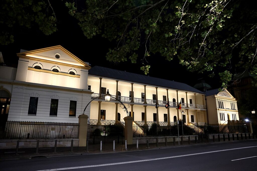 Parlement de Nouvelle-Galles du Sud à Sydney, photographié de nuit