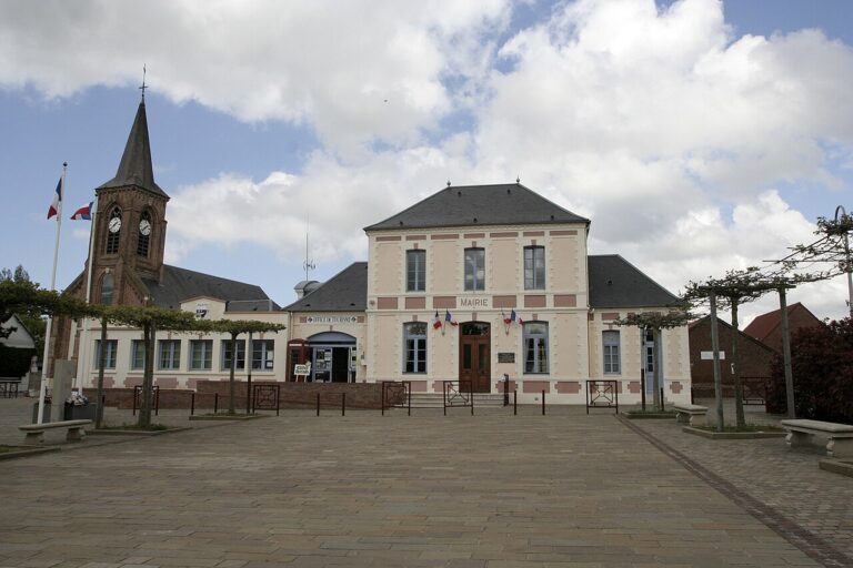 La mairie et l’église de Rang-du-Fliers, photographiées en 2012