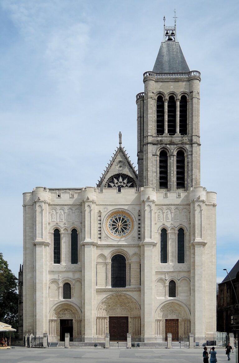 La façade occidentale de la basilique de Saint-Denis.