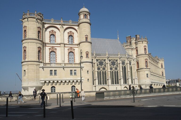 Le château et sa chapelle à Saint-Germain-en-Laye.