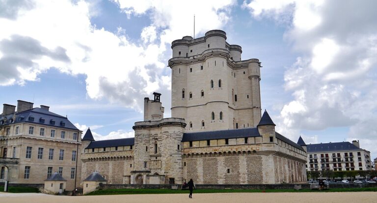 Le donjon et l’enceinte du château de Vincennes.