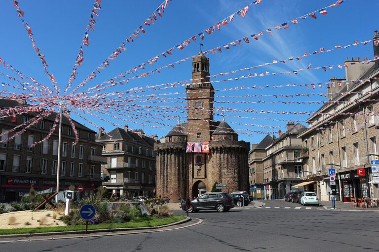 Porte Horloge au centre de Vire, avec des guirlandes de drapeaux