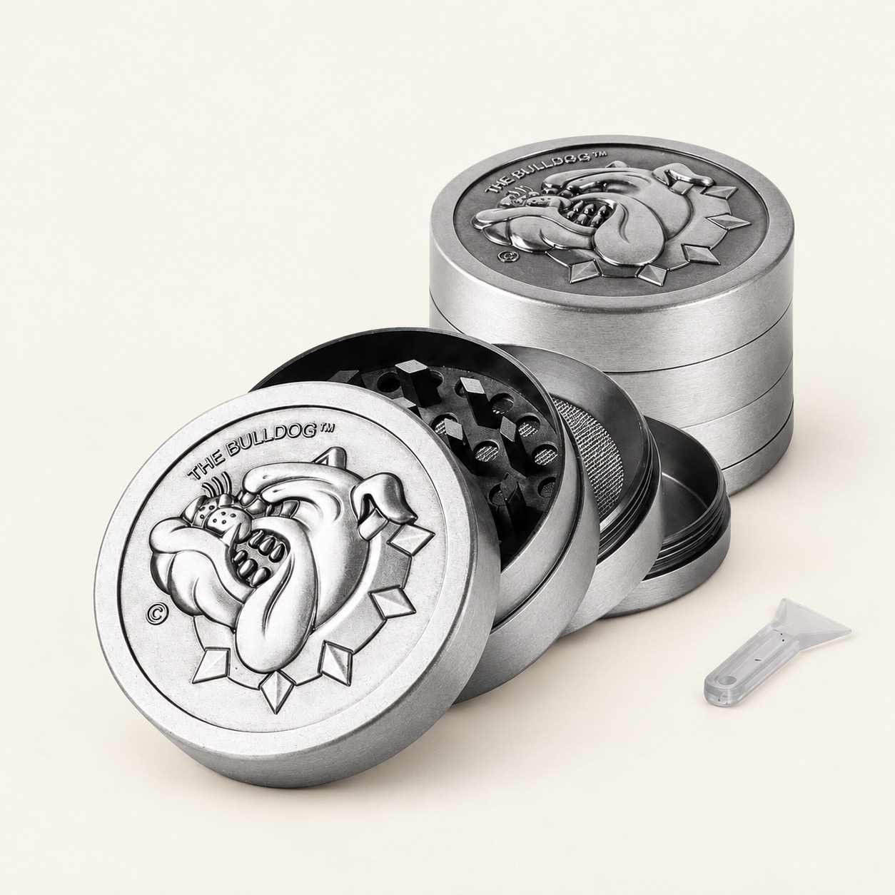 Grinder The Bulldog métal quatre parties, photographie du catalogue MJ Store.