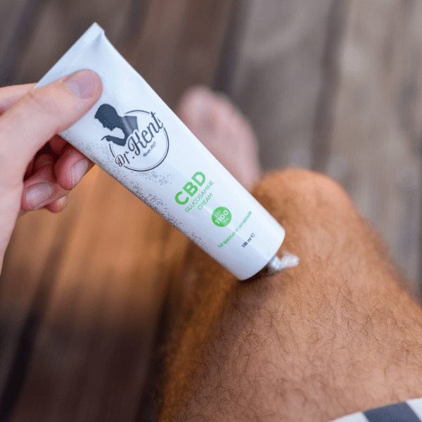 Application de la crème Dr Kent CBD Glucosamine